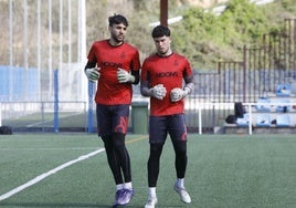 Cebollada, a la izquierda, junto a Álvaro en un entrenamiento en La Toba.