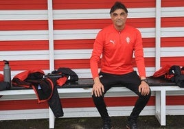 Sergio Pérez, entrenador del Sporting Femenino, sentado en uno de los banquillos de Mareo.