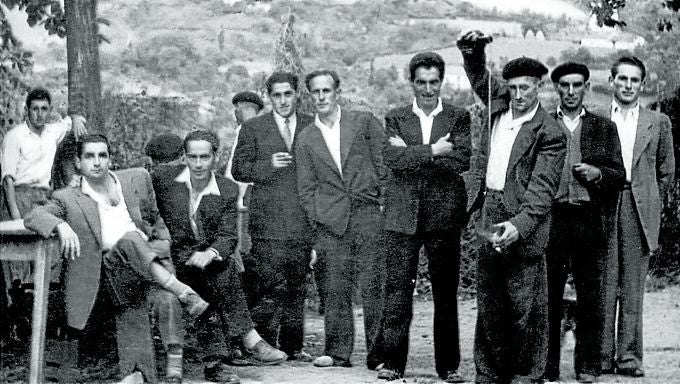 Familiares, amigos y trabajadores disfrutan bebiendo sidra.