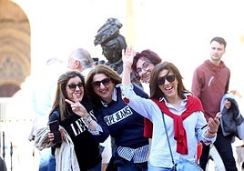 Un grupo de turistas, este 1 de mayo, en Oviedo.