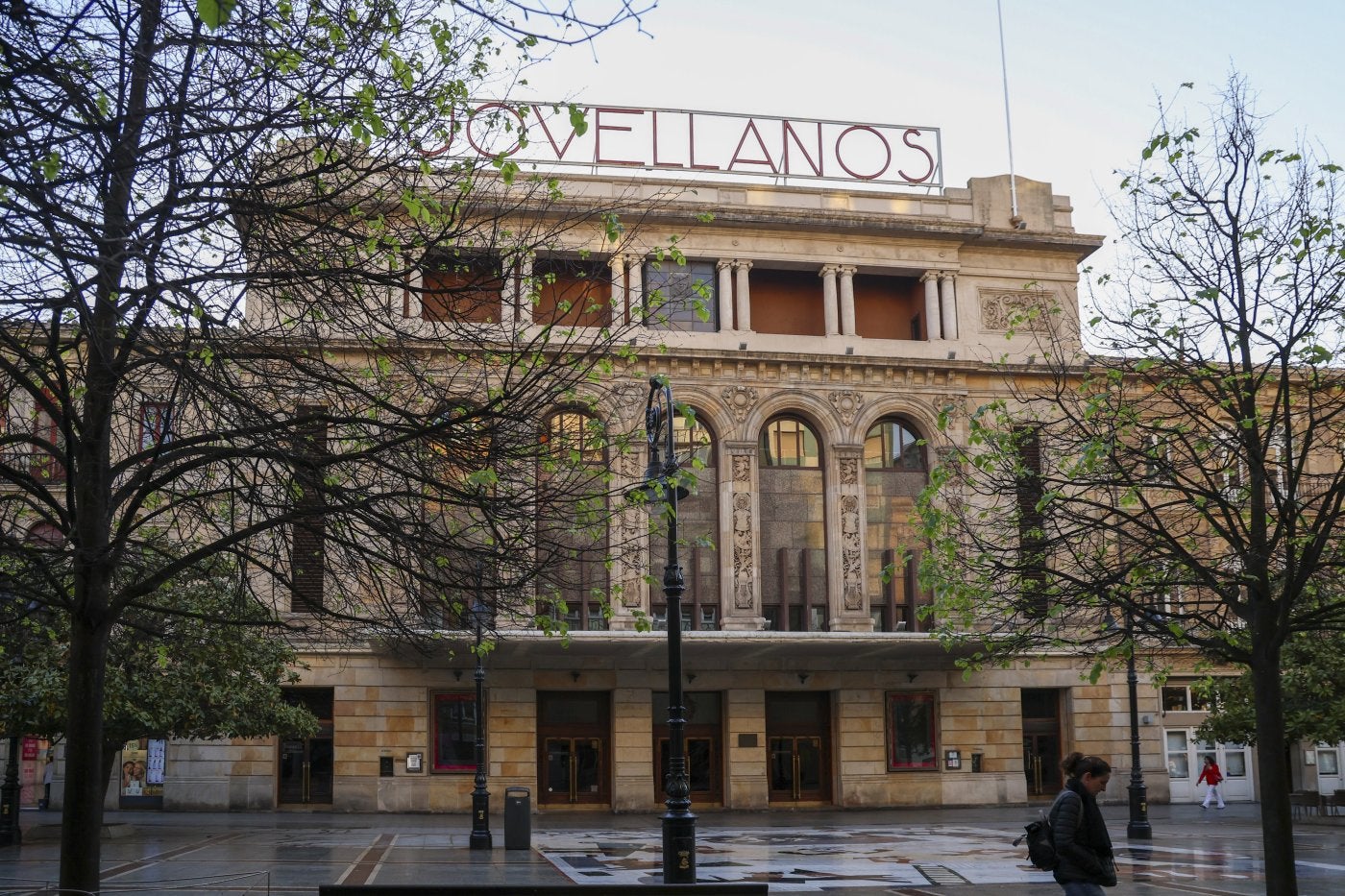 El luminoso de neón que adorna la fachada del Jovellanos acaba de ser restaurado.