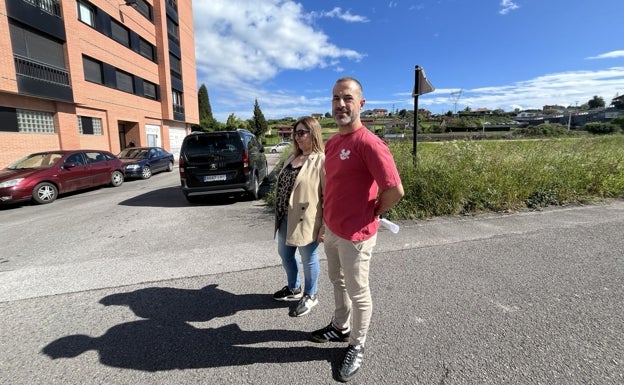 La edil Sonia Lago con el alcalde, Ángel García, 'Cepi', en la parcela que se va a urbanizar.