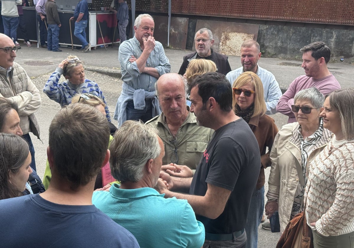 El diputado del PP Luis Venta conversa con ganaderos en la certamen ganadero de Teverga.