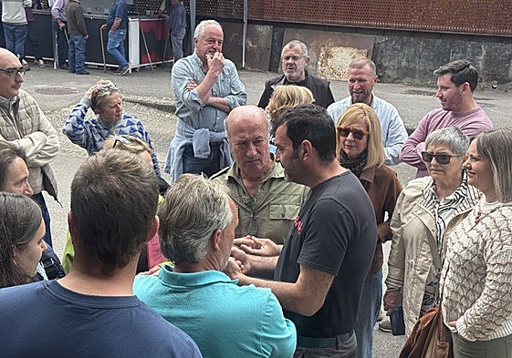 El diputado del PP Luis Venta conversa con ganaderos en la certamen ganadero de Teverga.