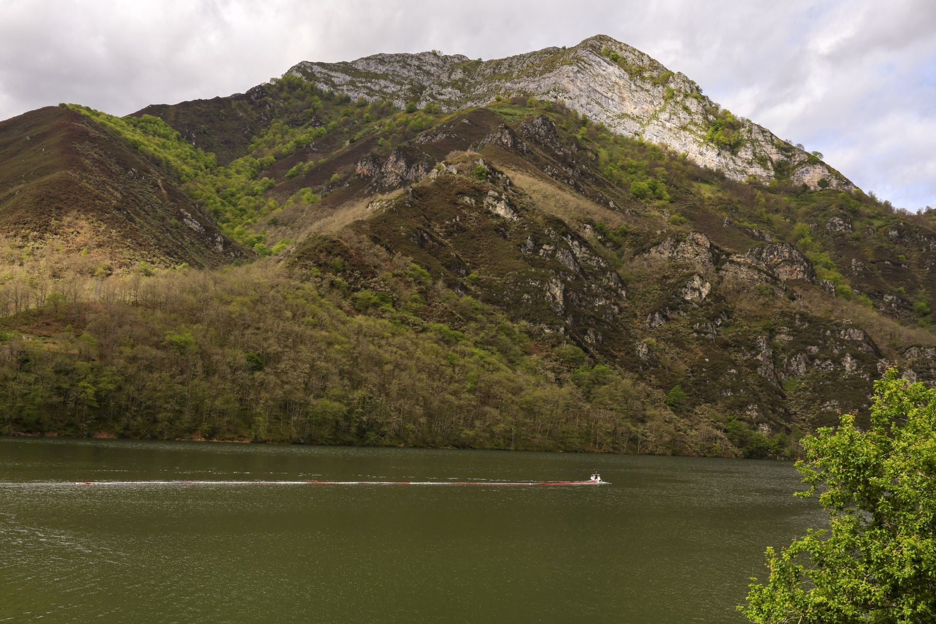 Drones, grandes flotadores y una grúa para sacar el helicóptero del embalse de Tanes