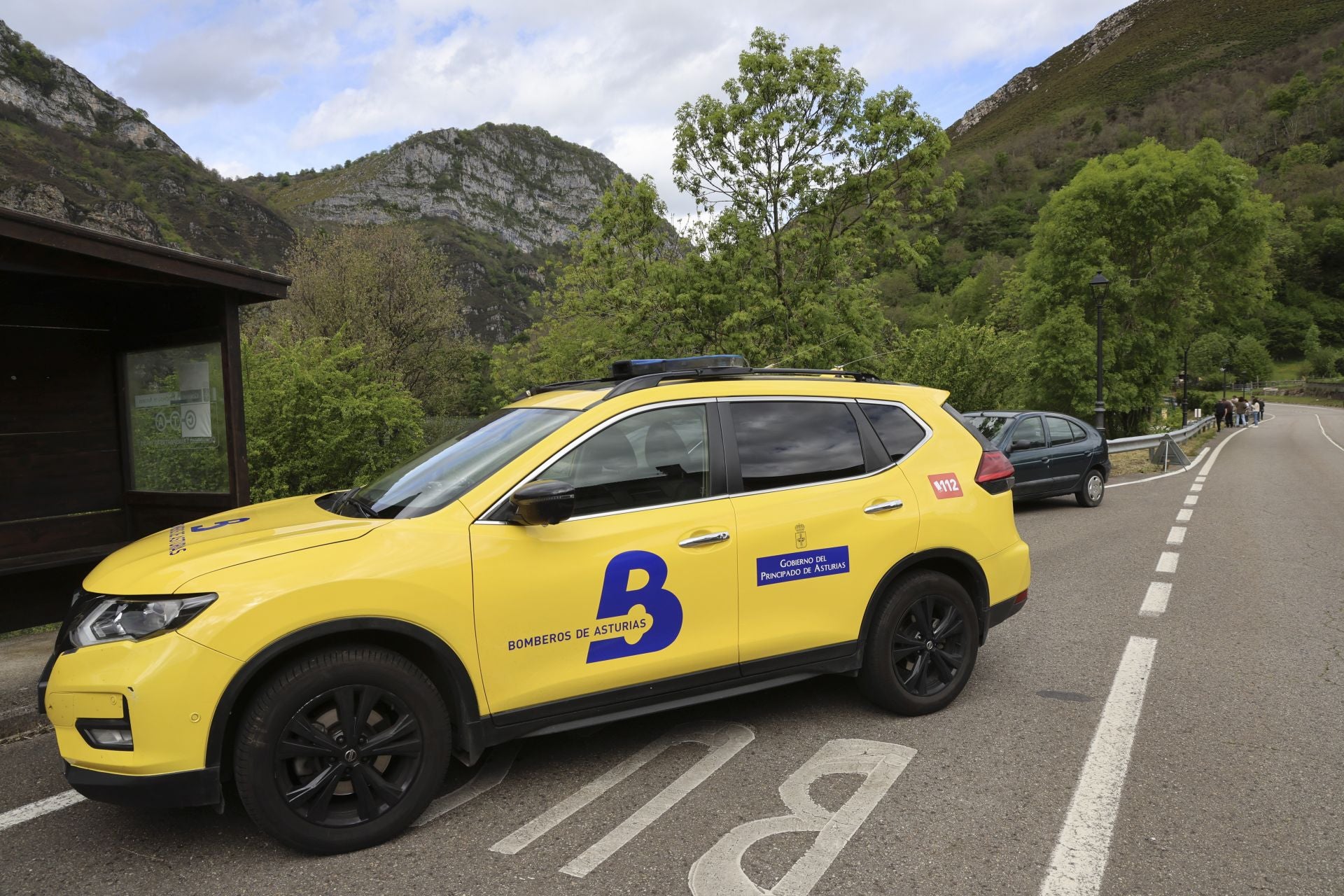 Drones, grandes flotadores y una grúa para sacar el helicóptero del embalse de Tanes