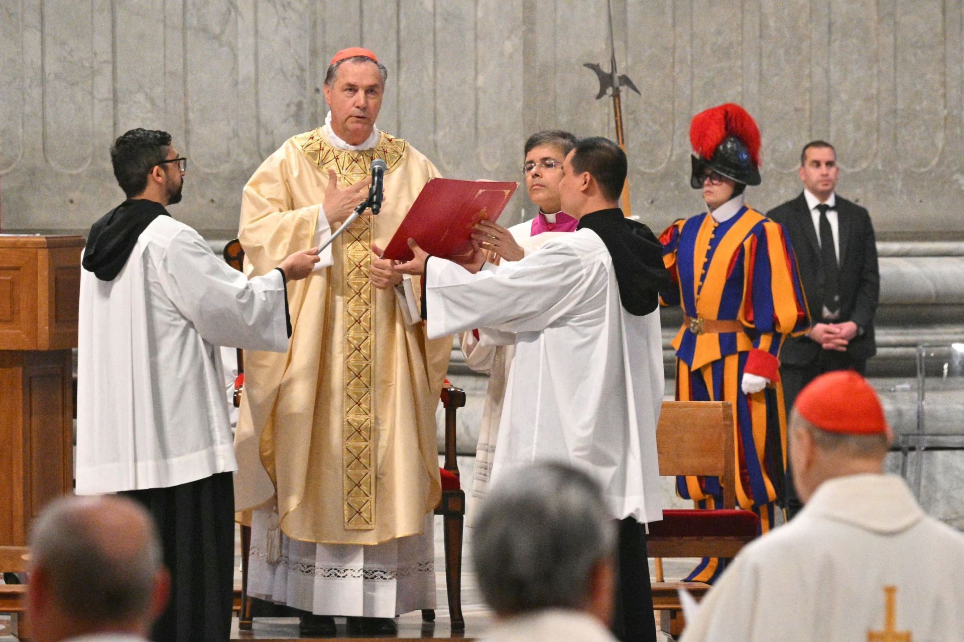 Fotos: El cardenal luanquín Ángel Fernández Artime oficia la misa novencial en el Vaticano