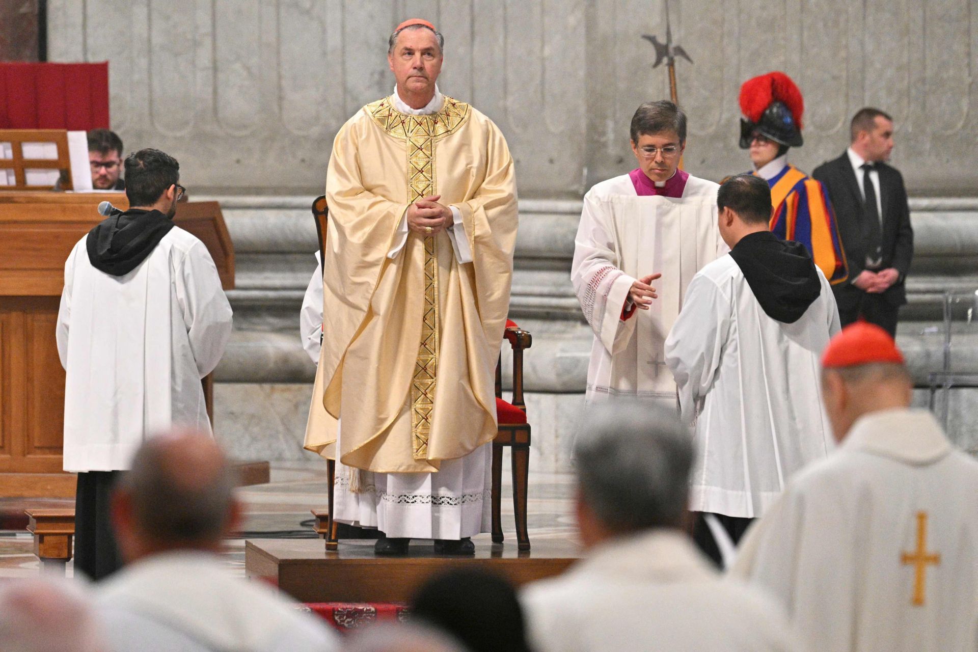 Fotos: El cardenal luanquín Ángel Fernández Artime oficia la misa novencial en el Vaticano