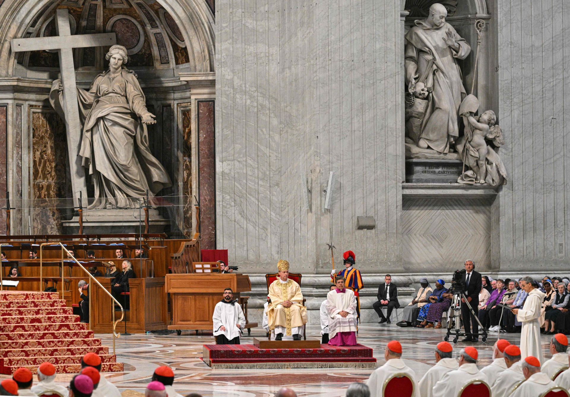 Fotos: El cardenal luanquín Ángel Fernández Artime oficia la misa novencial en el Vaticano