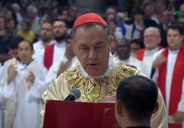 Fernández Artime se dirige junto al resto de cardenales a una de las misas celebradas esta semana por el Papa.