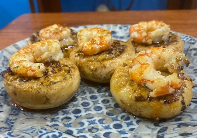 Champiñones rellenos con curry de langostinos, de la tasca marinera El Puerto.