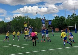 Un jugador del Pasek Belenos se dispone a recibir el oval en una touche tras el saque de Álex Silvestre.