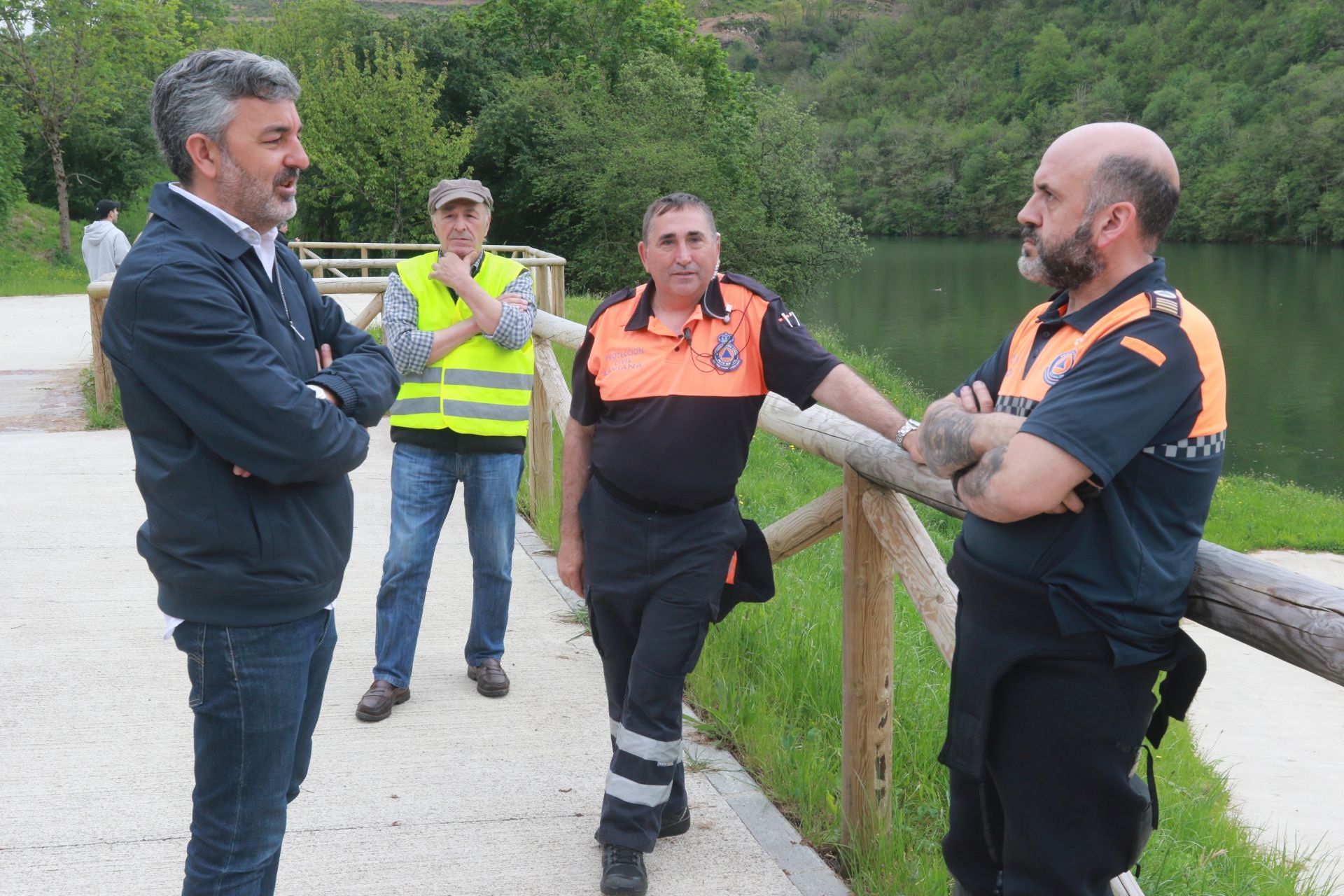 Drones, grandes flotadores y una grúa para sacar el helicóptero del embalse de Tanes