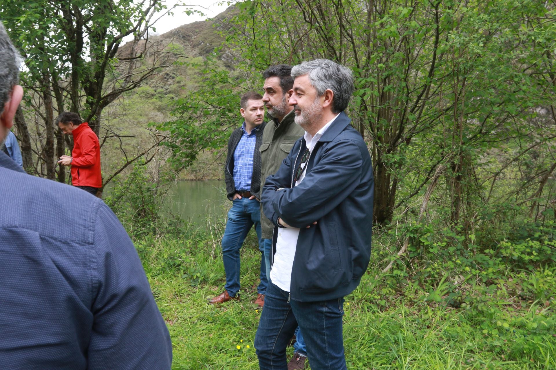 Drones, grandes flotadores y una grúa para sacar el helicóptero del embalse de Tanes