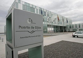 Imagen del edificio de servicios múltiples de la Autoridad Portuaria en El Musel, con un 'mupi' con su imagen corporativa actual en primer término