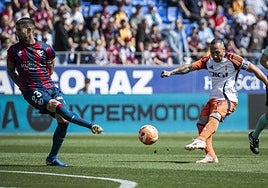 Cazorla abrió el marcador con un sutil toque con el exterior tras una dejada de Dani Calvo.