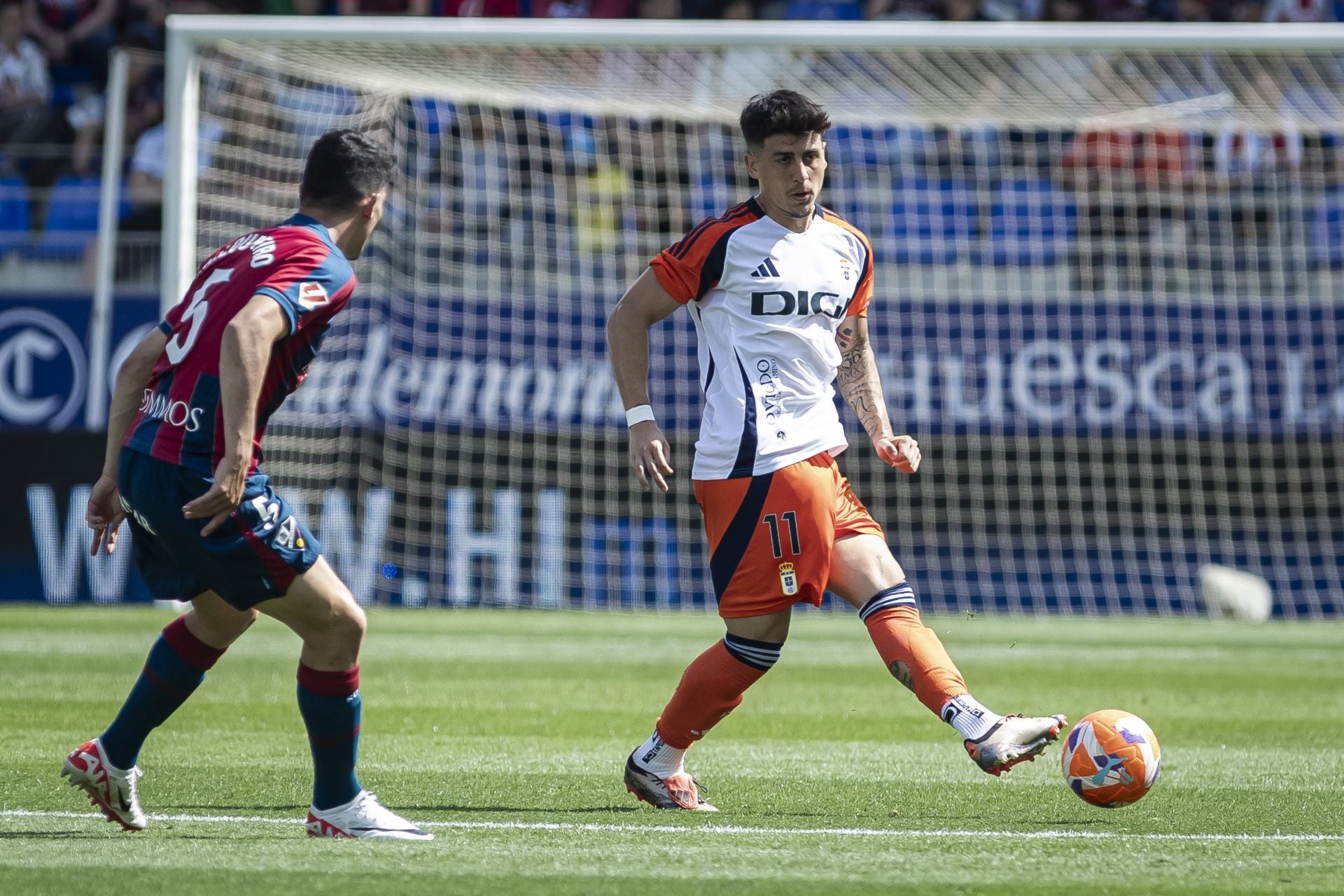 Fotos: Las jugadas del Huesca - Real Oviedo