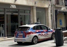 La Policía Local a la puerta de una de las tiendas en la que actuó el ladron.
