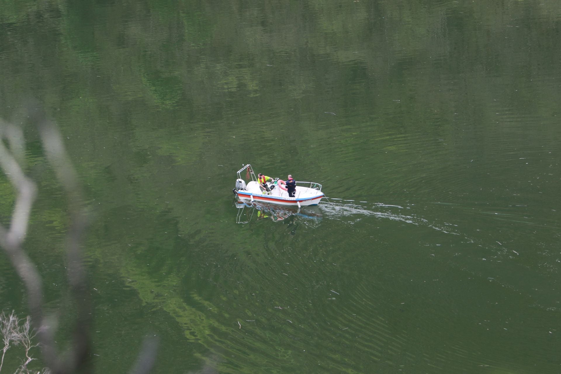 Drones, grandes flotadores y una grúa para sacar el helicóptero del embalse de Tanes