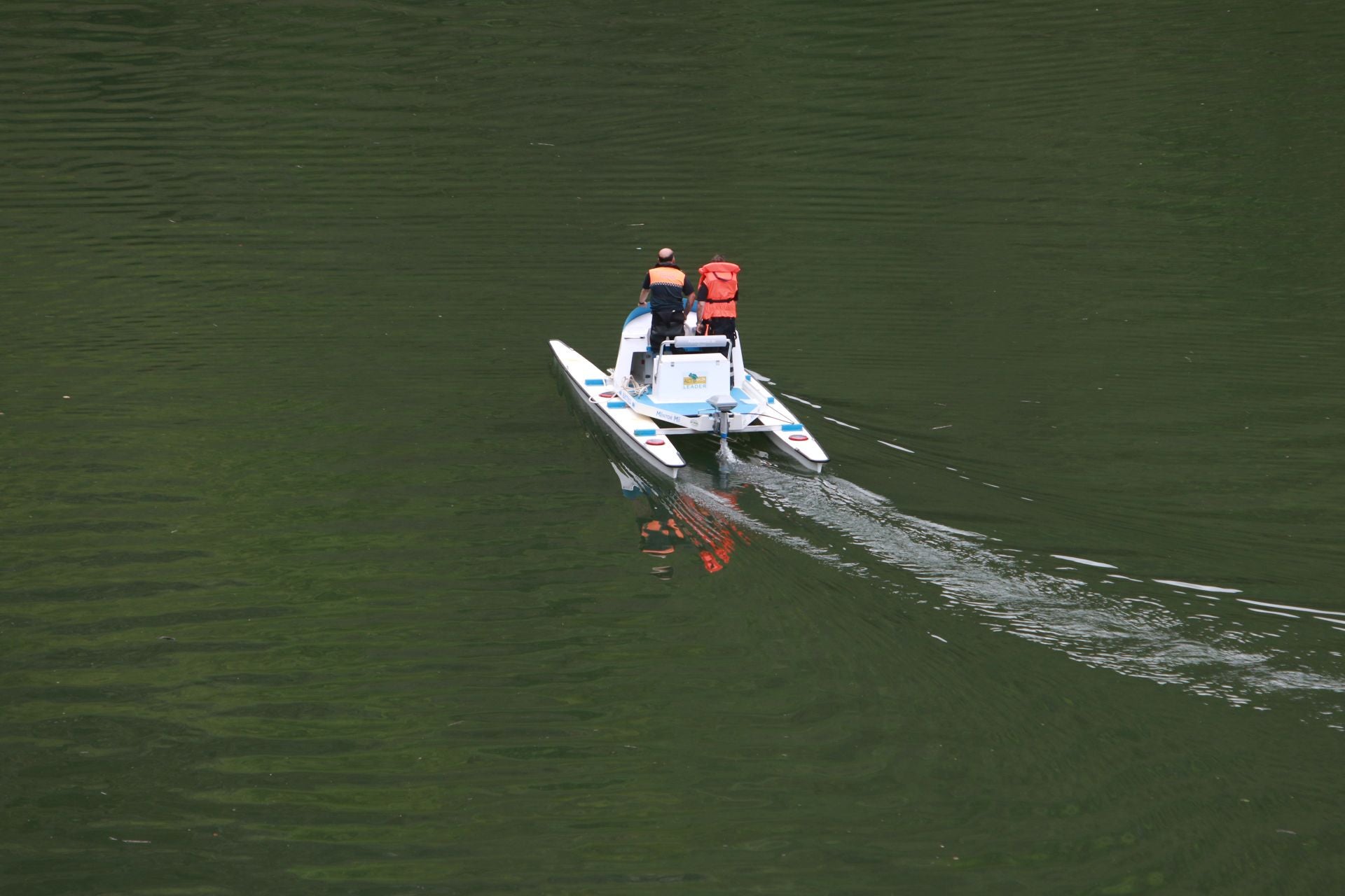 Drones, grandes flotadores y una grúa para sacar el helicóptero del embalse de Tanes