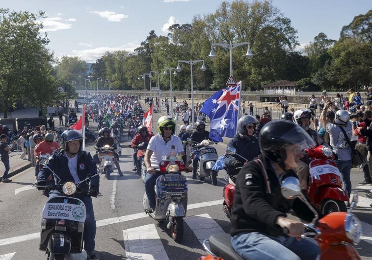 Miles de motoristas al inicio del gran desfile de los Vespa World Days en Gijón.