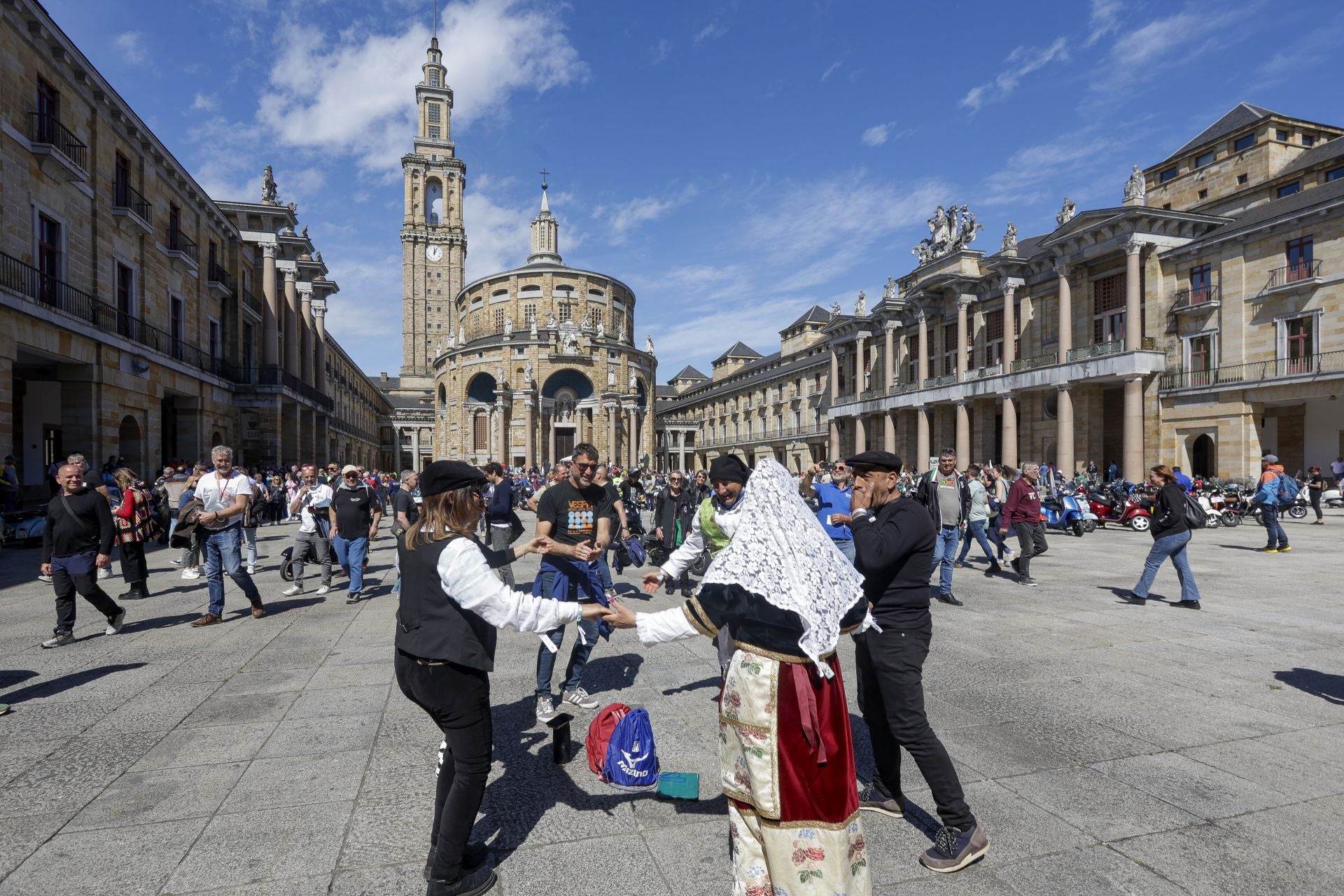 Miles de Vespas invaden Gijón