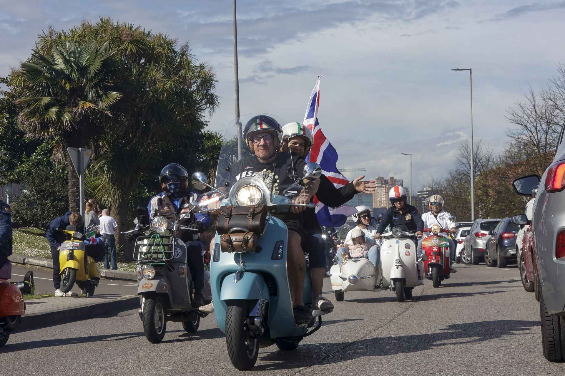 Miles de Vespas invaden Gijón
