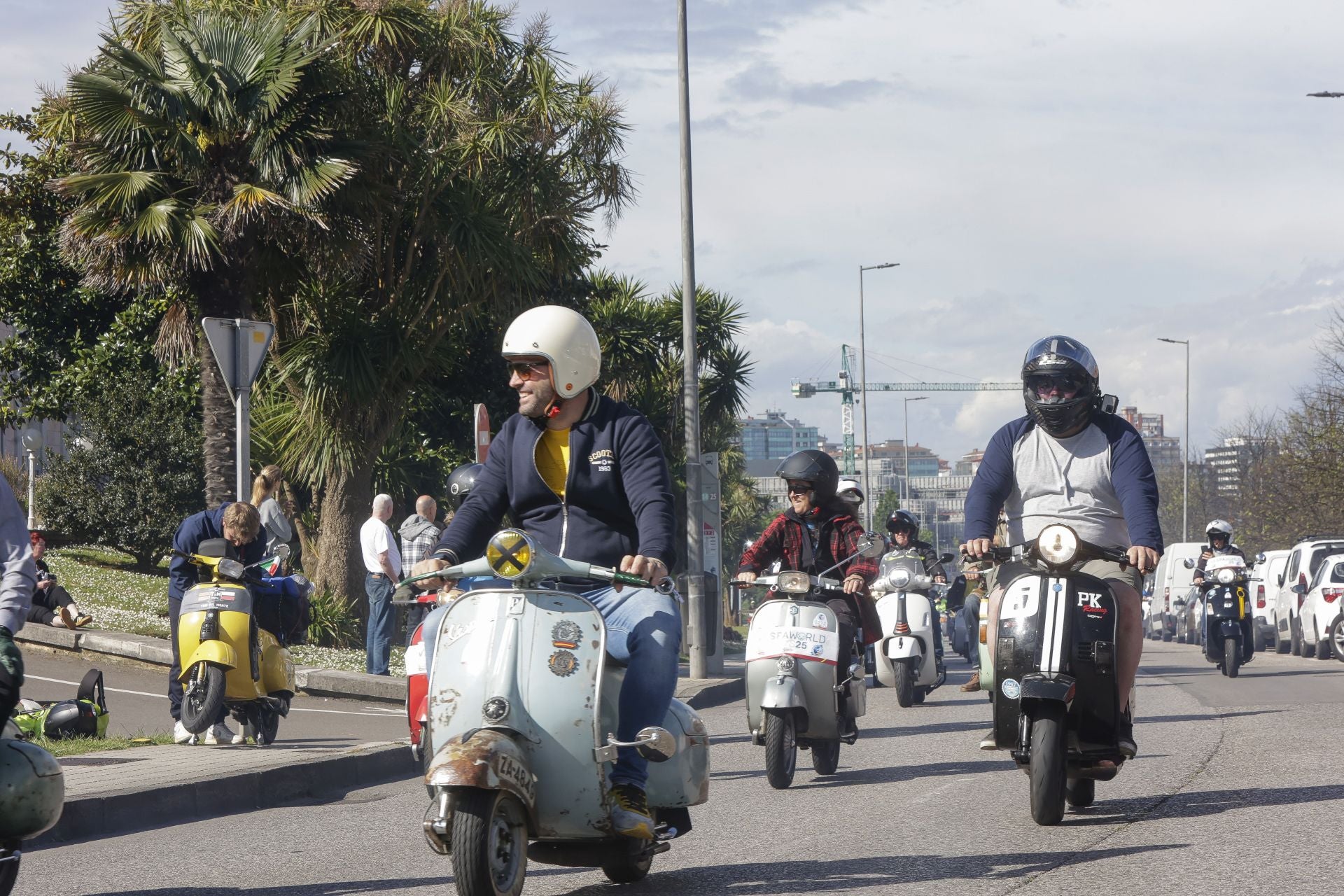 Miles de Vespas invaden Gijón