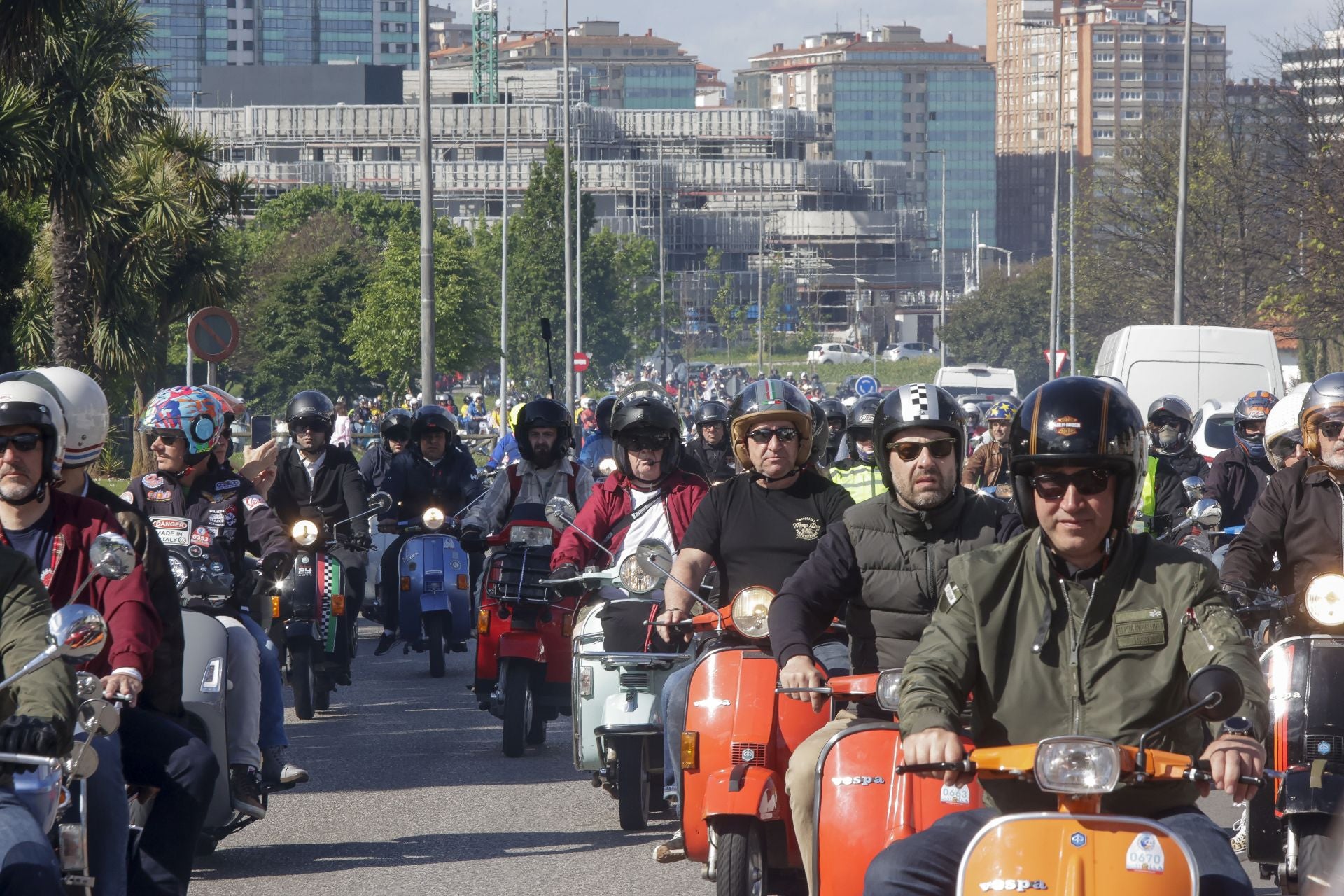 Miles de Vespas invaden Gijón