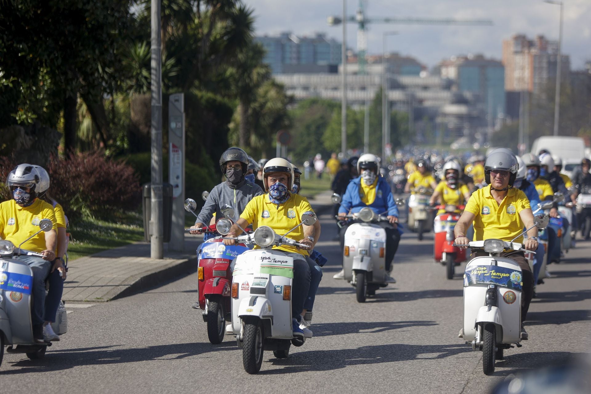Miles de Vespas invaden Gijón