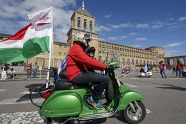 Miles de Vespas invaden Gijón