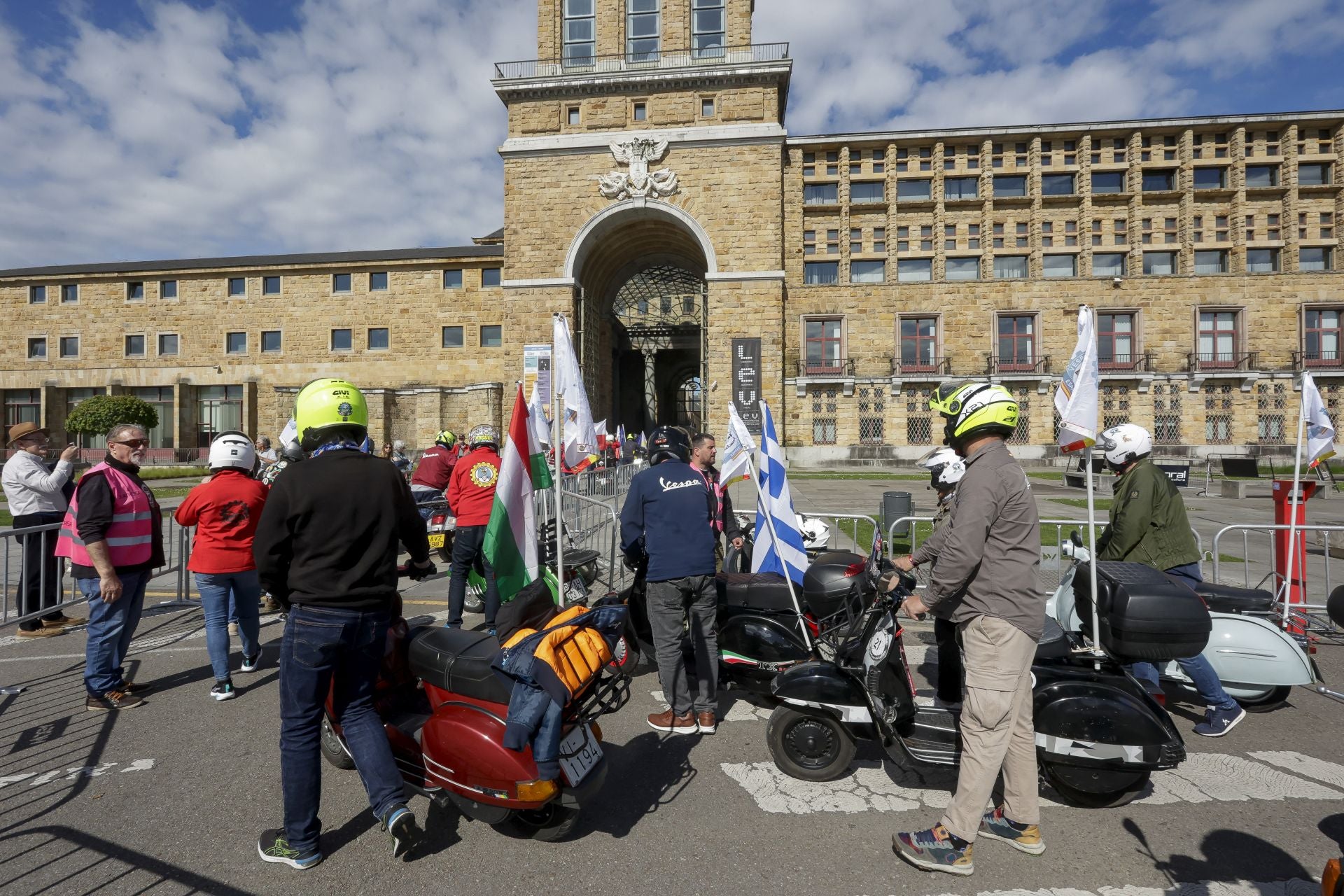 Miles de Vespas invaden Gijón