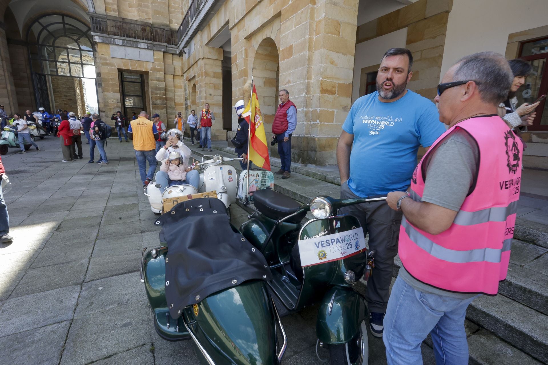 Miles de Vespas invaden Gijón