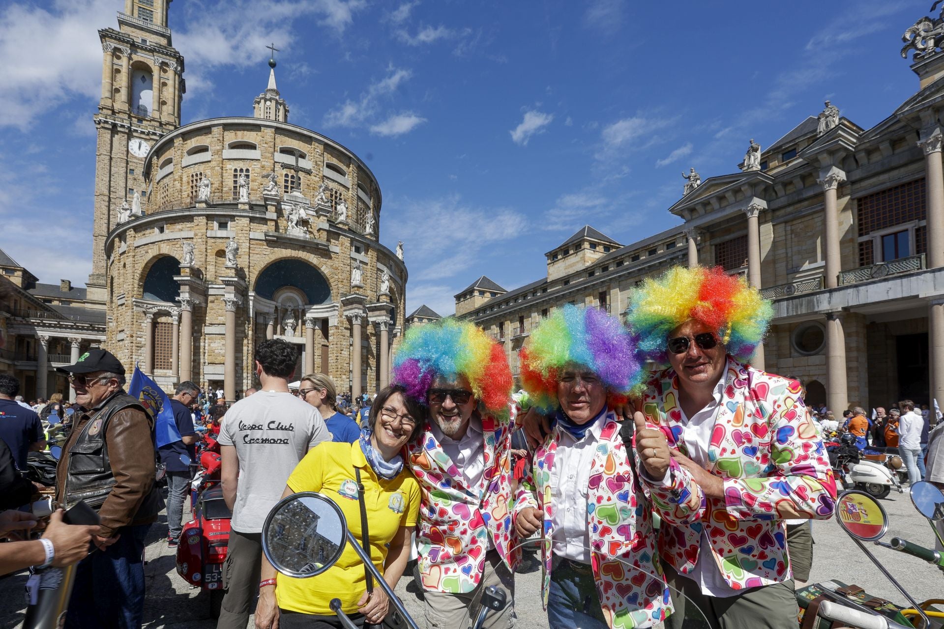 Miles de Vespas invaden Gijón