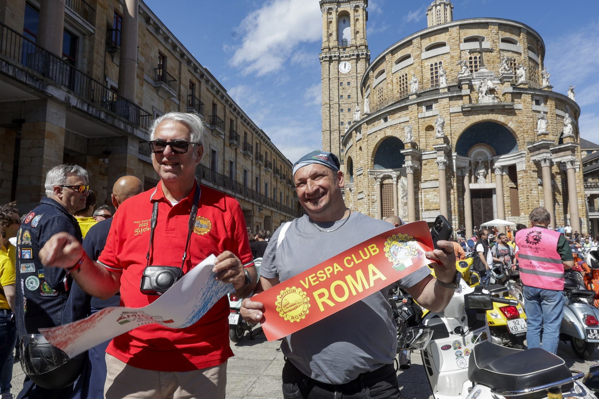 Miles de Vespas invaden Gijón
