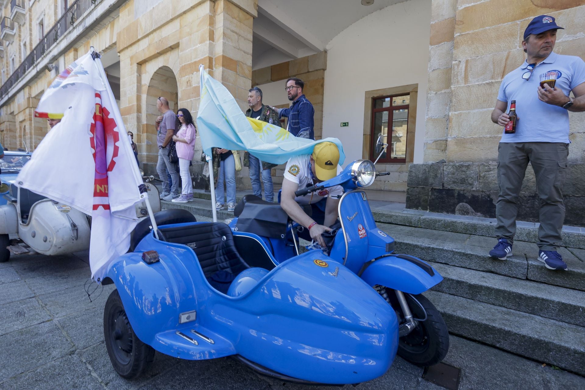 Miles de Vespas invaden Gijón