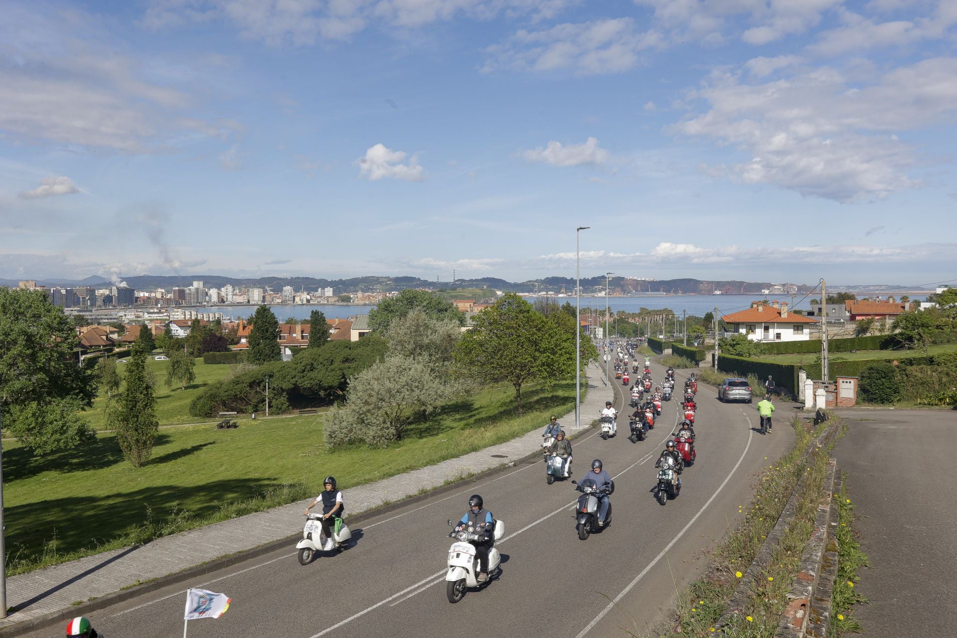 Miles de Vespas invaden Gijón