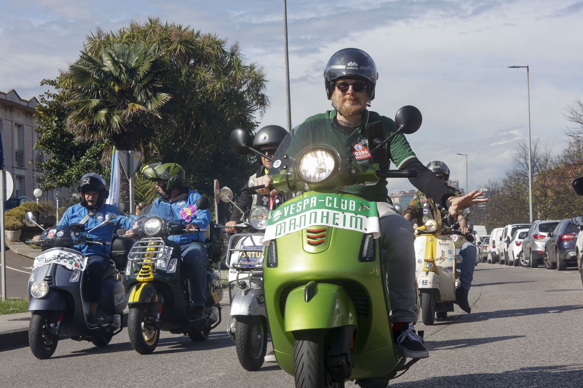 Miles de Vespas invaden Gijón