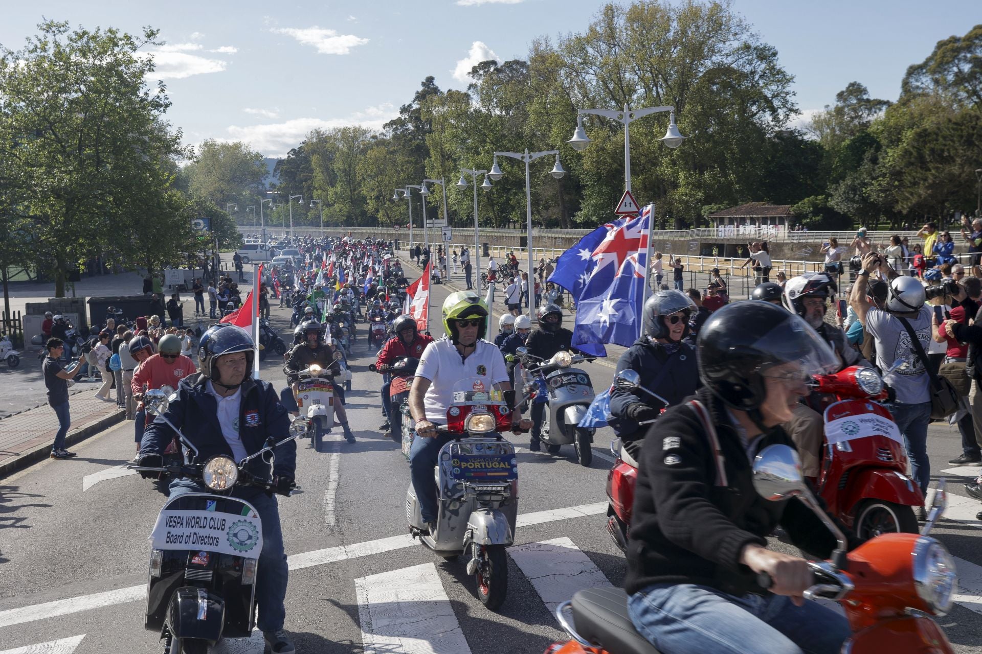 Miles de Vespas invaden Gijón