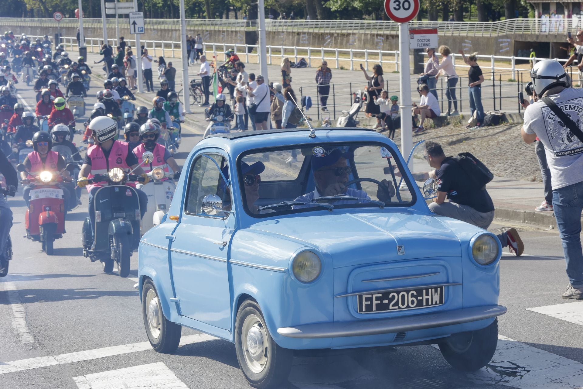 Miles de Vespas invaden Gijón