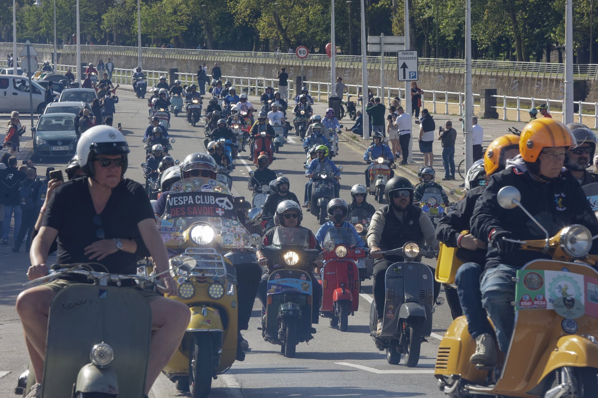 Miles de Vespas invaden Gijón