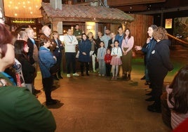La guía Delmi Vázquez recibe al grupo de cuarenta visitantes del Museo de la Sidra de Nava