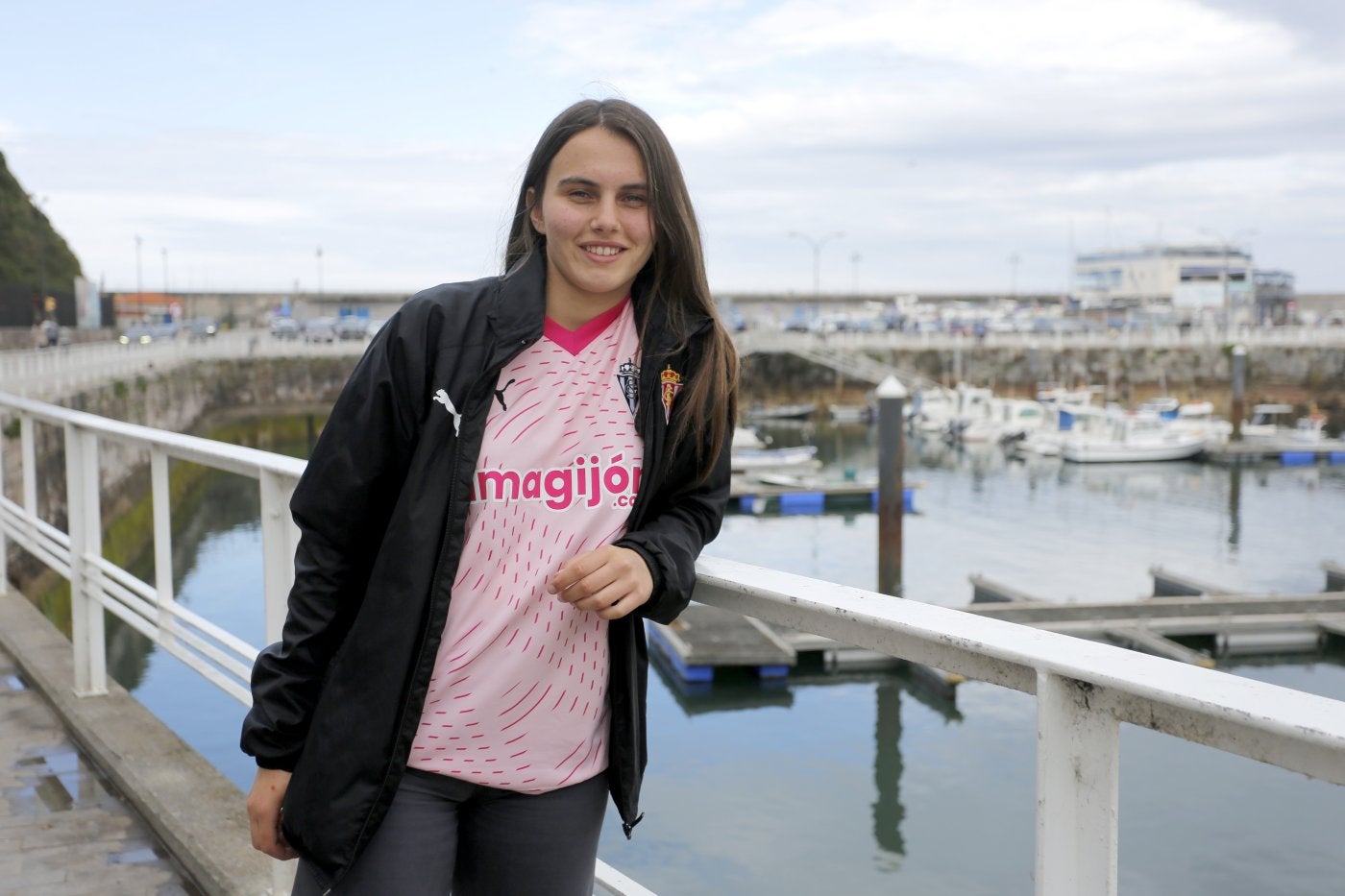 Adriana Sirgo en el puerto de Candás, donde reside.