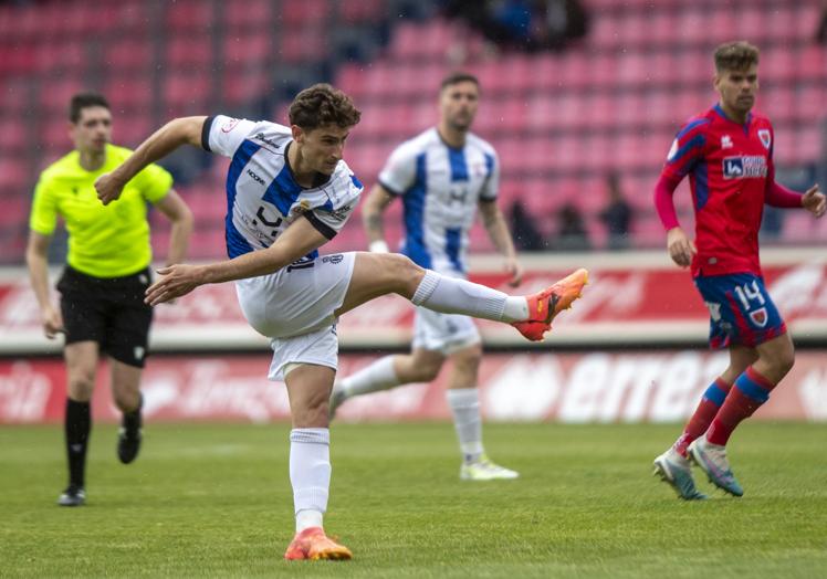 Javi Cueto ejecuta un disparo durante el partido.