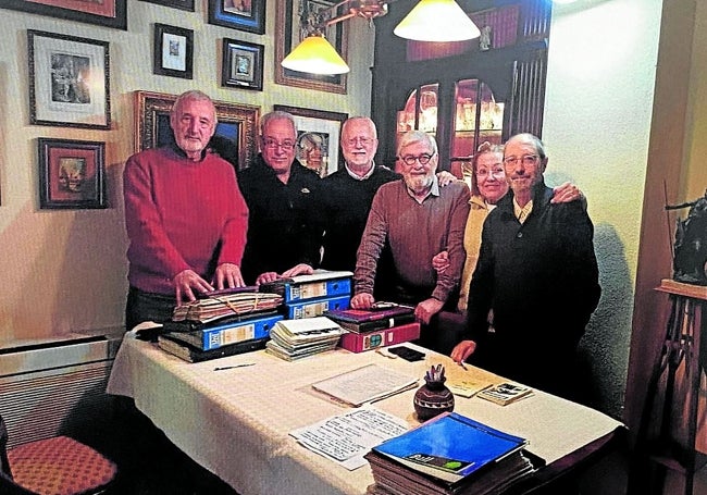 Última reunión de Conceyu d'Asturies: por la izquierda, Chema de Bimeda, Jesús Álvarez, Roberto González-Quevedo, Ataúlfo Gamonal, Milagros y David Rivas, el pasado 10 de diciembre.