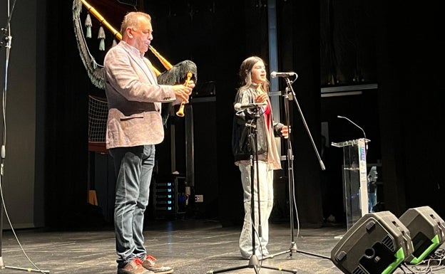 La moza llanisca Celia Noriega cantando con Valentín Fuente.