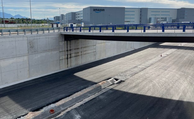 Ya está asfaltado el tramo junto al súper-centro logístico de Amazon.