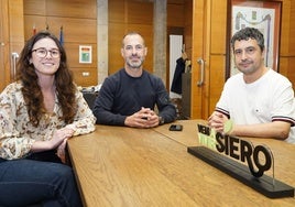 La nueva directora del centro de Inteligencia Artificial de Lugones, Noelia Rico; el alcalde del Siero, Ángel García, y el concejal de Urbanismo, Javier Morán, en el encuentro reciente.
