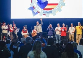 Mauro Calestrini, presidente del Vespa Word Club, despide los Vespa World Days durante la ceremonia de clausura en el recinto ferial Luis Adaro. A su alrededor, otros miembros de la organización, de la marca Piaggio y los gaiteros y tamborileros que amenizaron el acto.