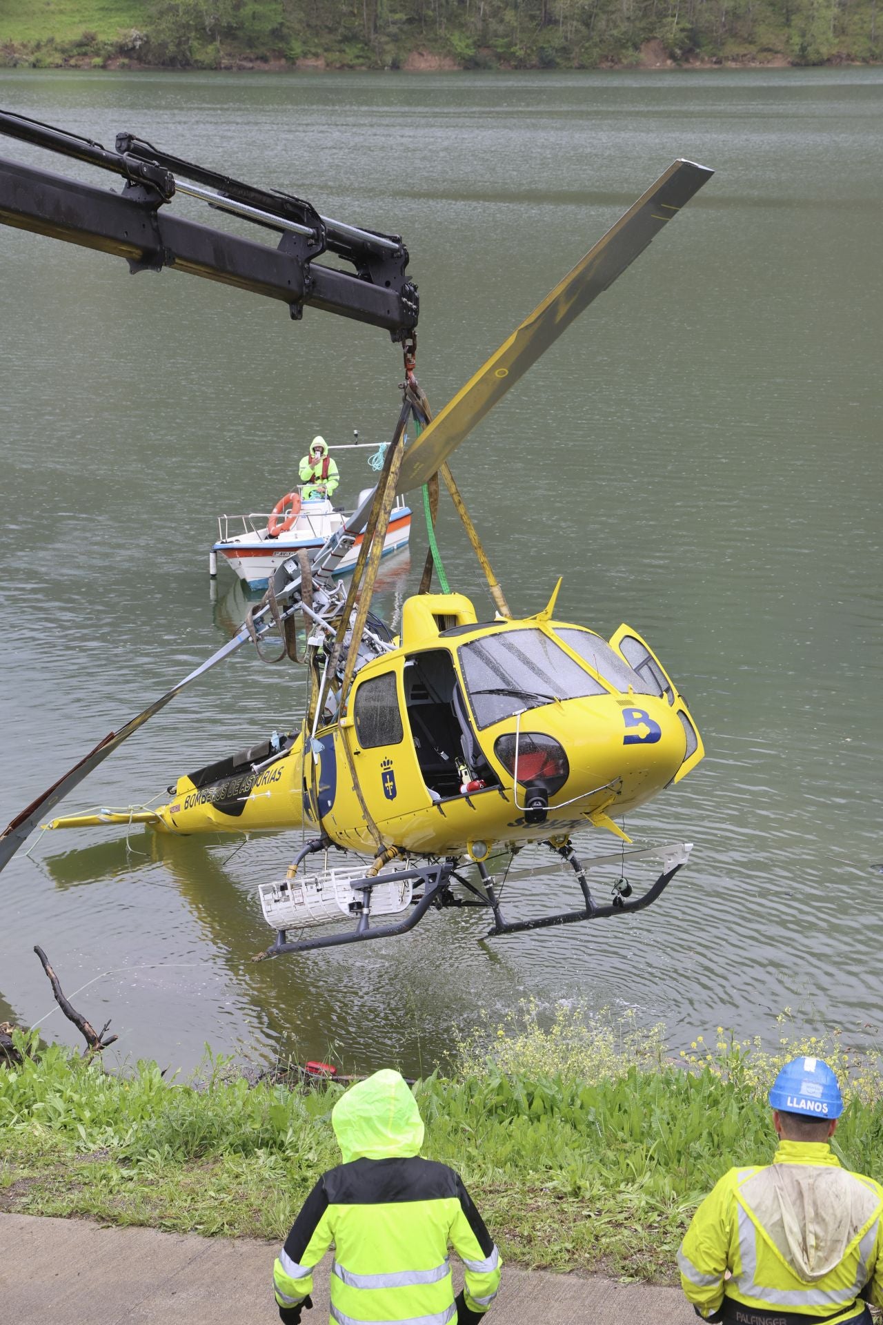 Localizan el helicóptero que se cayó al embalse de Tanes: está boca abajo a 10 metros de profundidad